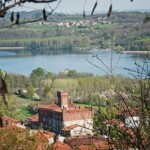 Vista del lago di Candia con il Castello